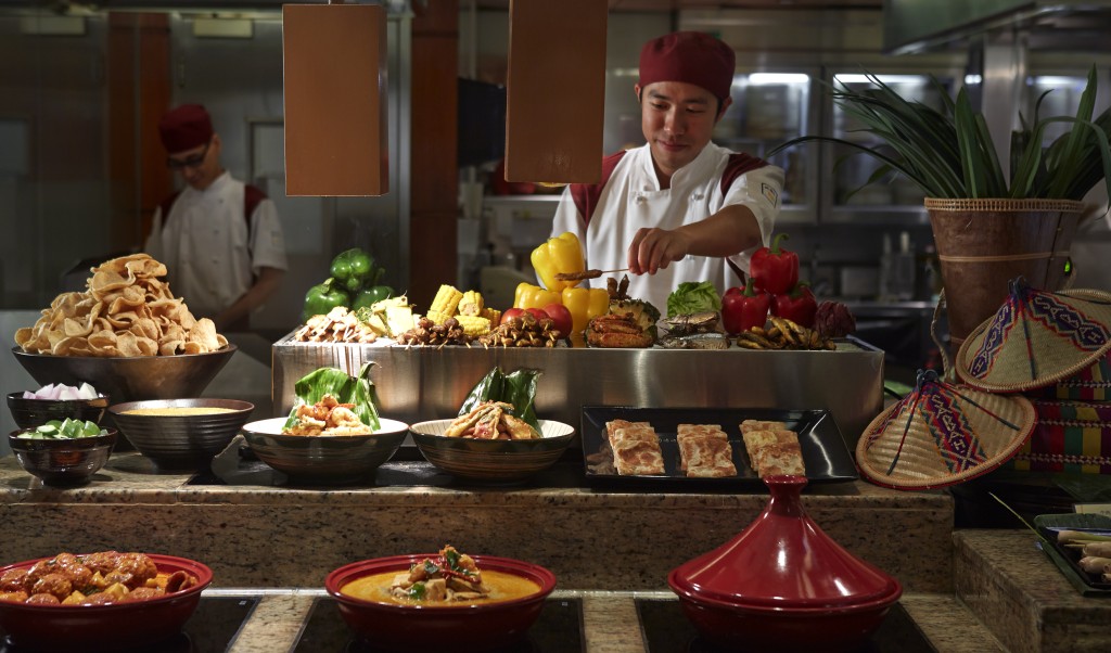 九龍香格里拉 Café Kool 自助餐有十二個開放式廚房即席炮製美食。